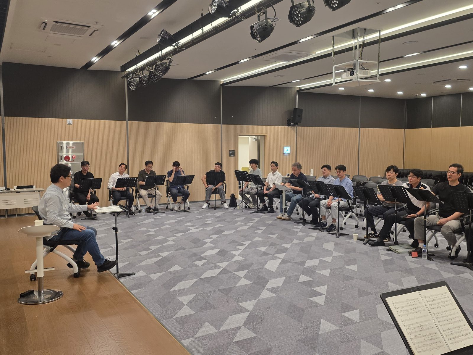 연습실에서 파트 연습 중인 단원들 1