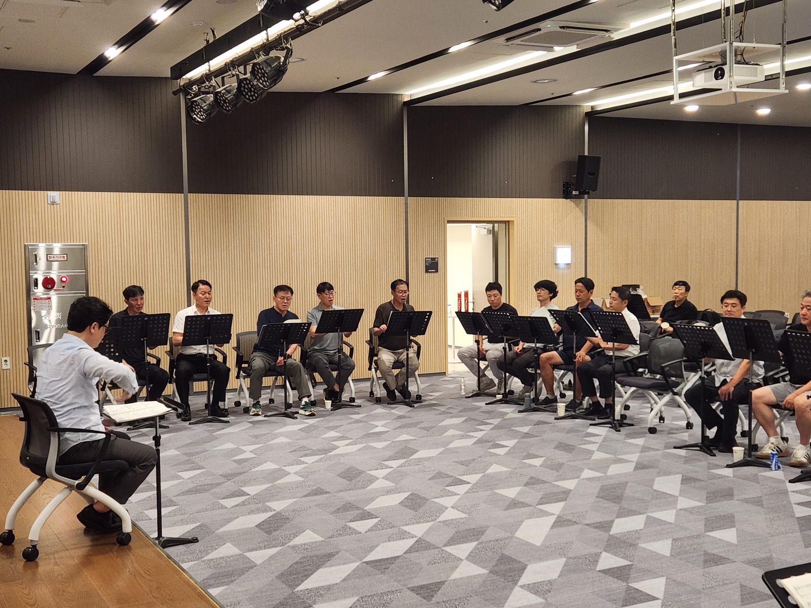 원형 대열로 마주 보며 소리를 맞추는 단원들