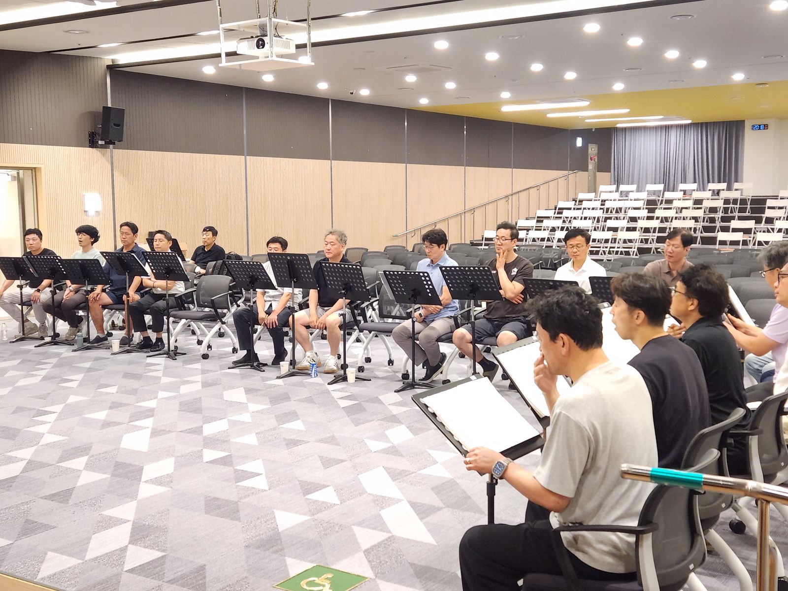 악보를 보며 연습 중인 단원들 1