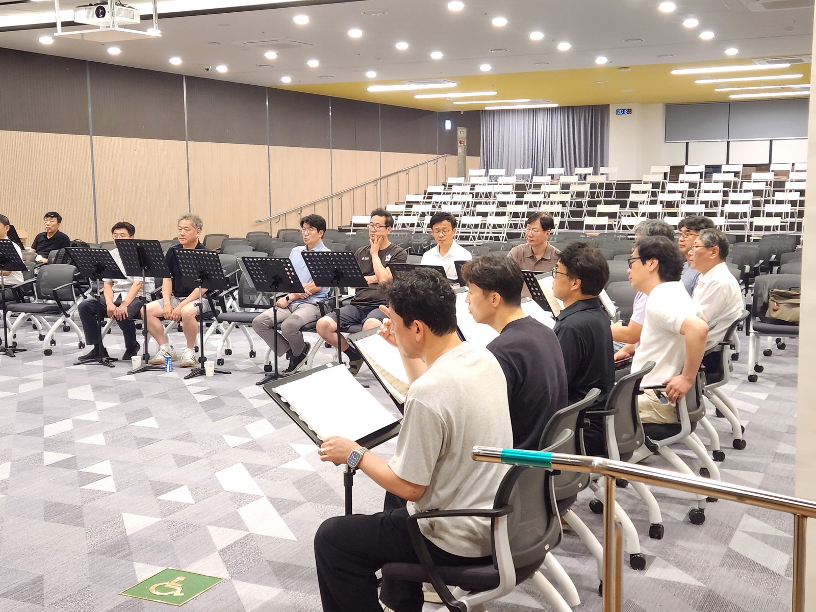 악보를 보며 연습 중인 단원들 2