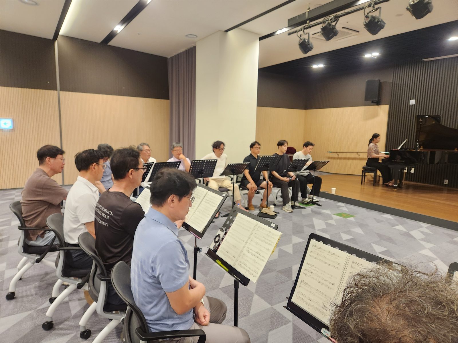 피아노 반주와 함께 파트를 맞추는 단원들