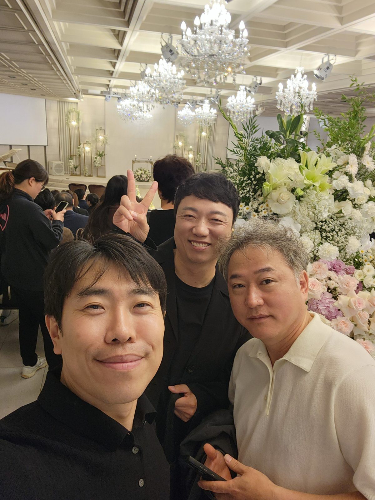 결혼식장에서 함께 사진을 찍는 송강합창단 단원 세 사람
